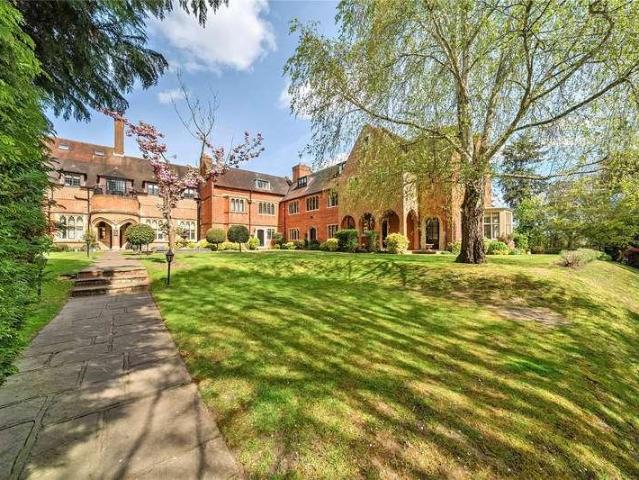Flat for sale in Woking, Surrey