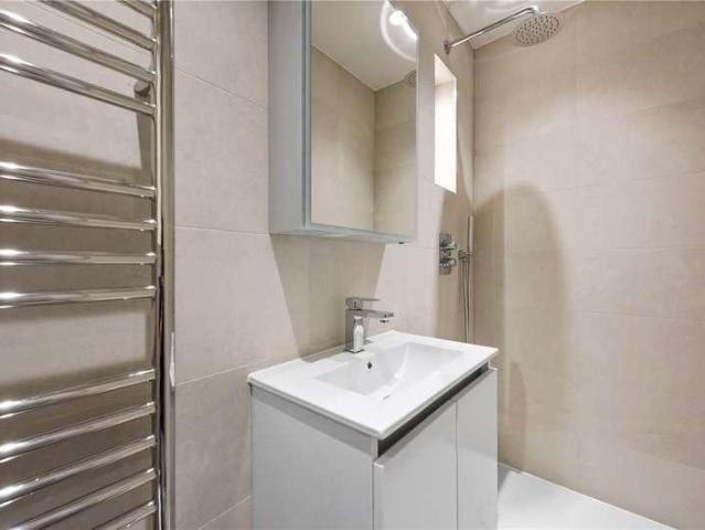 Flat for sale in Finsbury Park, Greater London