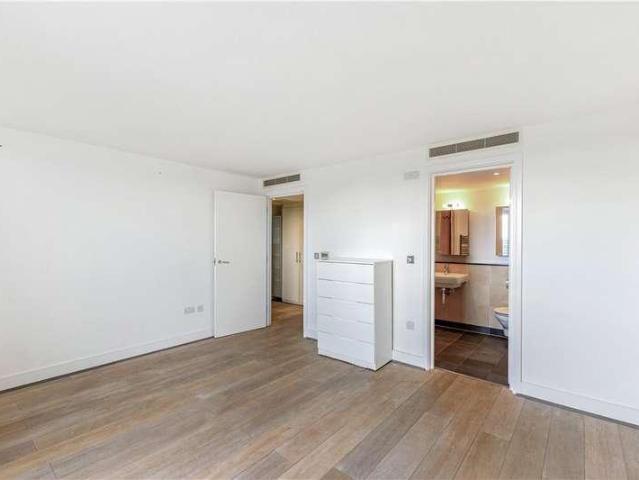 Flat for sale in Bermondsey, Greater London