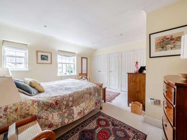 Flat for sale in Elmbridge, Surrey