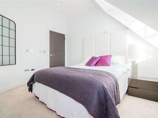 Flat for sale in London Borough of Hounslow, Strand