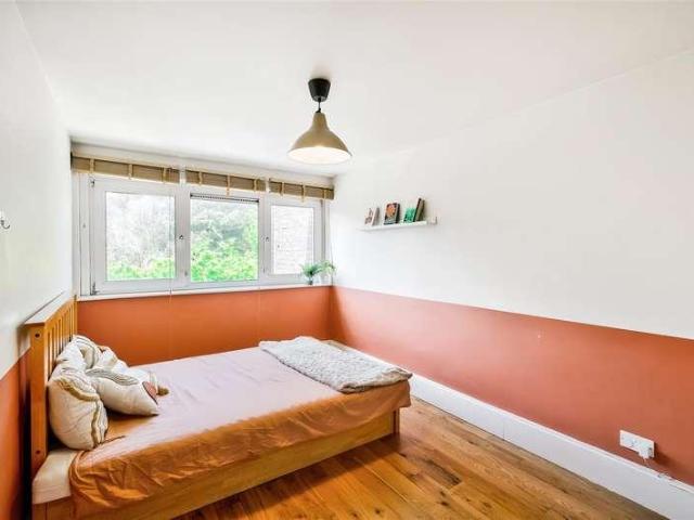 Flat for sale in Woodford Green, Woodford
