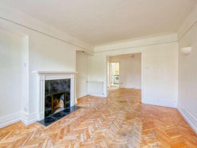 Flat for sale in Hampton Wick, Greater London