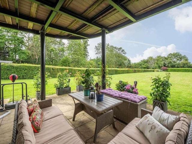 Flat for sale in Mill Hill, Greater London