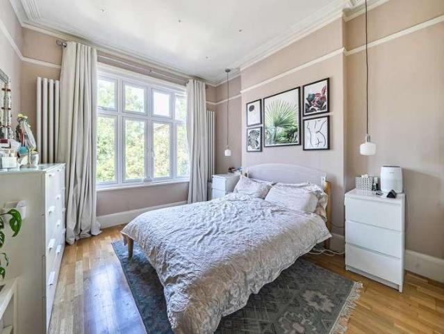 Flat for sale in Battersea, Greater London