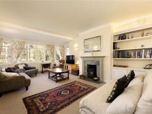 Flat for sale in Roehampton, Greater London