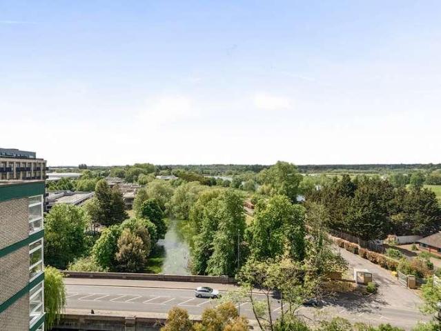 Flat for sale in Denham