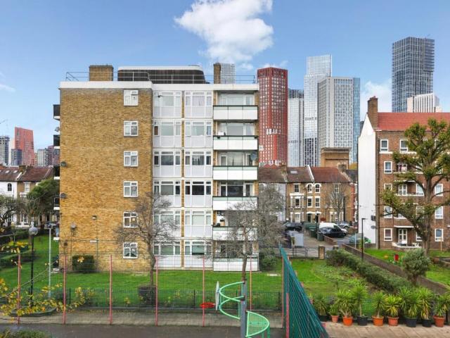 Flat for sale in Oval, Greater London