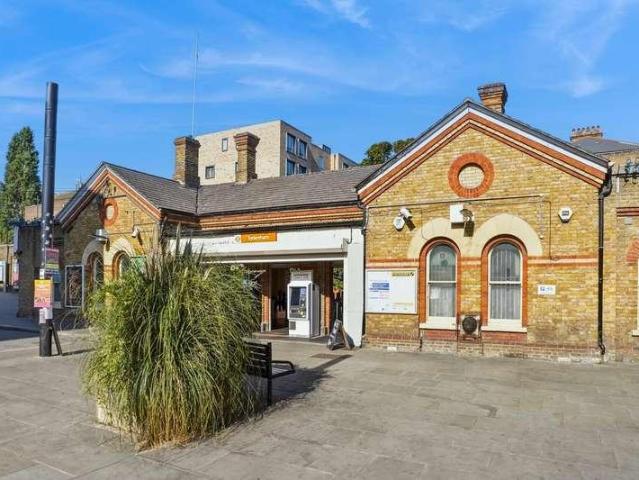 Flat for sale in London Borough of Lewisham, Forest Hill