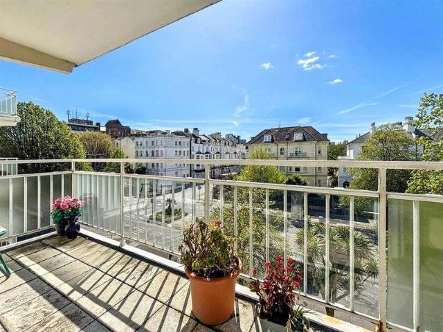 Flat for sale in Eastbourne, East Sussex