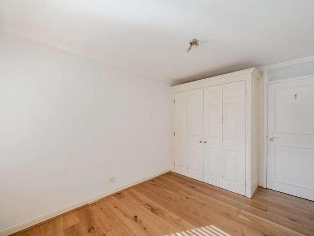 Flat for sale in Strawberry Hill, Greater London