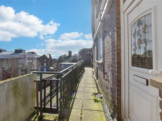Flat for sale in Clarendon, Ash
