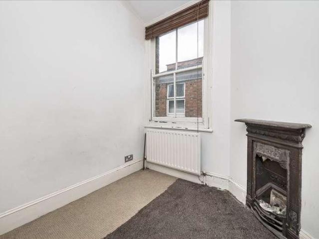 Flat for sale in Shepherd's Bush, Greater London