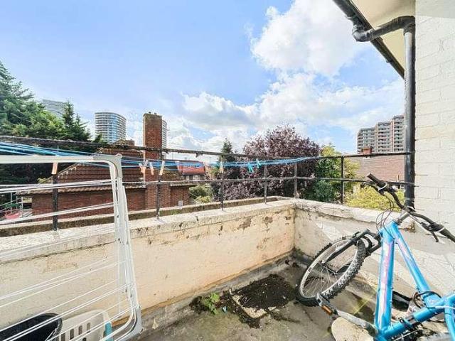 Flat for sale in E16, London
