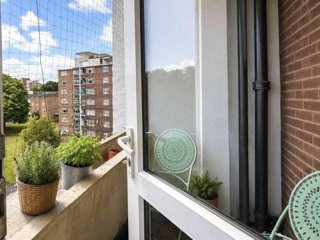 Flat for sale in Stockwell, Greater London