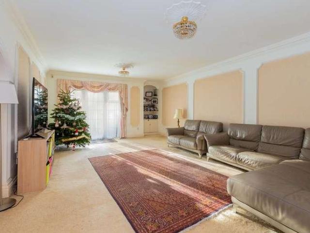 Flat for sale in Denham, Gerrards Cross and Chalfonts Community Board, Gerrards Cross