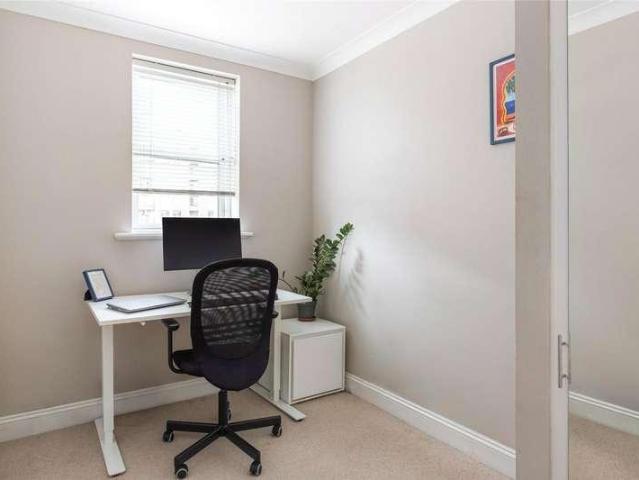 Flat for sale in Kennington, Greater London
