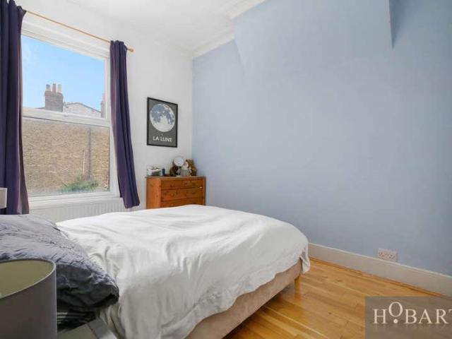 Flat for sale in Stroud Green, Greater London