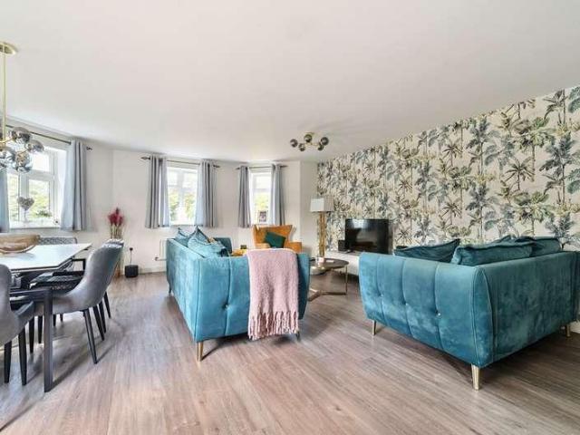 Flat for sale in Fole, Surrey