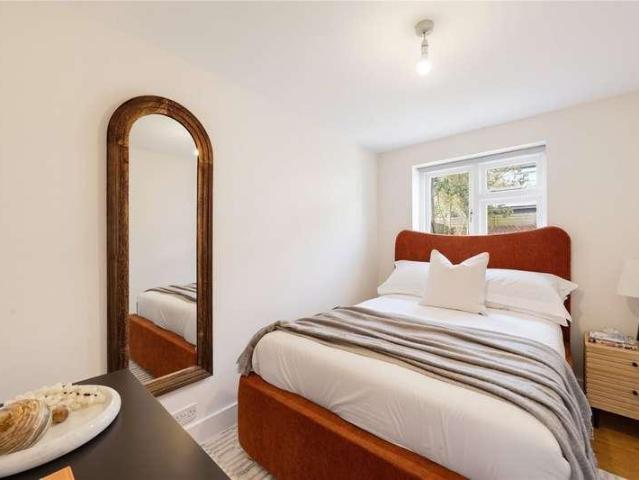 Flat for sale in Clapham Junction, Greater London