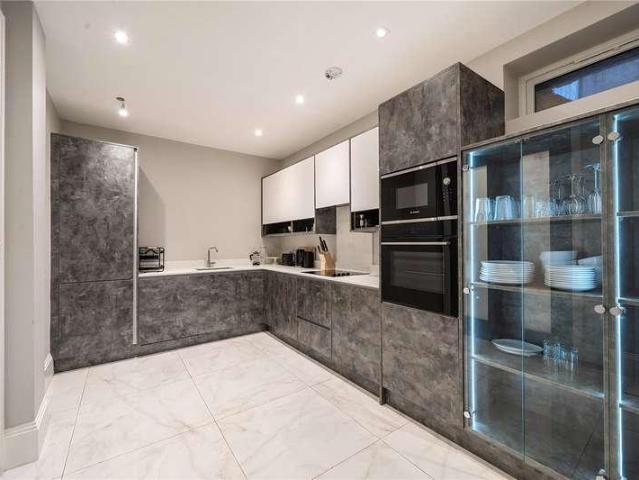 Flat for sale in West Hampstead, Greater London