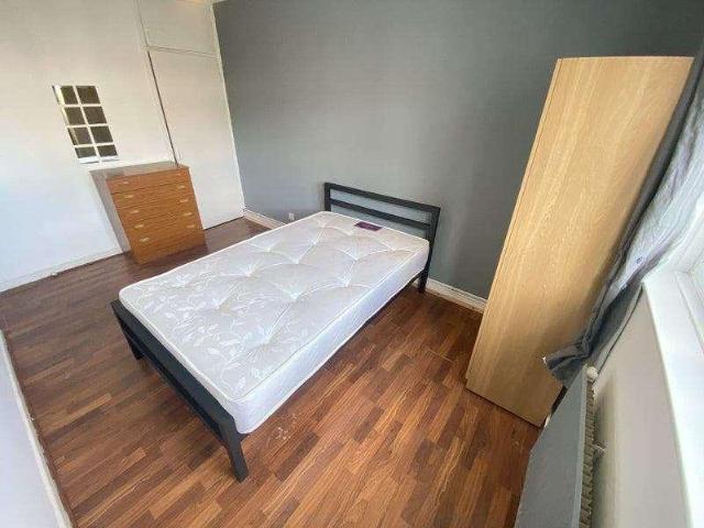 Flat for sale in Hoxton, Greater London