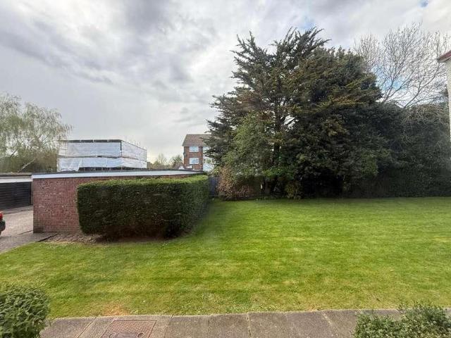 Flat for sale in Little Stanmore, Greater London