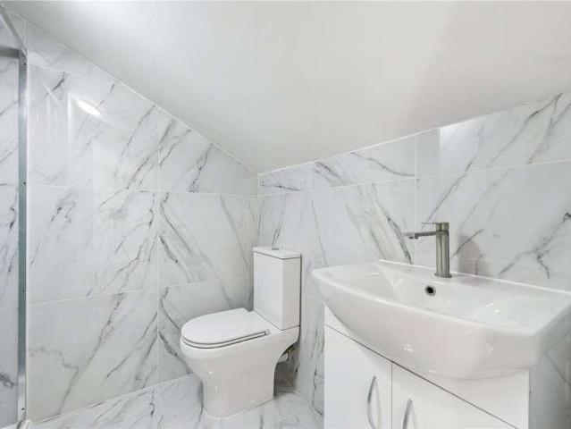 Flat for sale in Brownswood Park, Stoke Newington