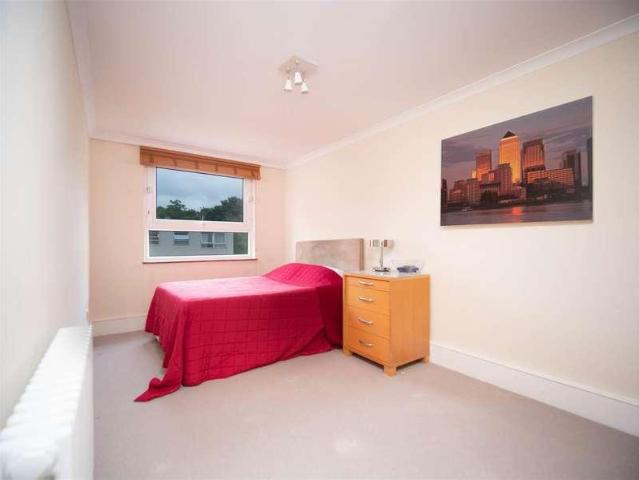 Flat for sale in Limehouse, Greater London