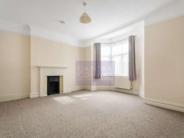 Flat for sale in Palmers Green, Greater London