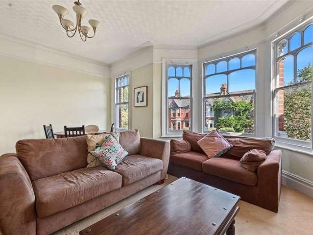 Flat for sale in Brondesbury Park, Greater London