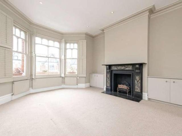 Flat for sale in Brondesbury Park, Greater London