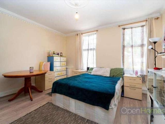 Flat for sale in Colindale, Greater London