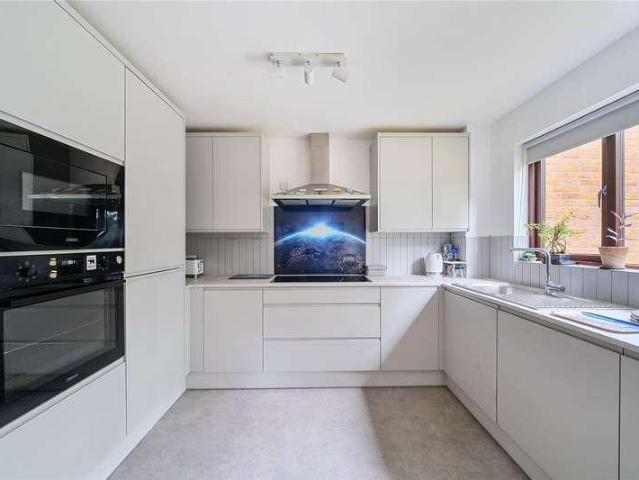 Flat for sale in Oxshott, Elmbridge