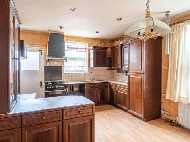 Flat for sale in Streatham, Greater London