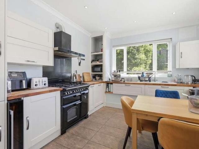 Flat for sale in Snaresbrook, Greater London
