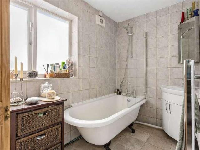 Flat for sale in Shacklewell, Greater London