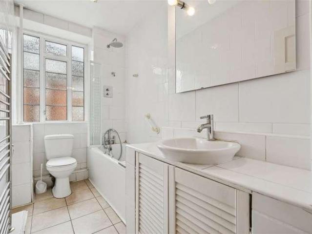 Flat for sale in London Borough of Hounslow, Greater London