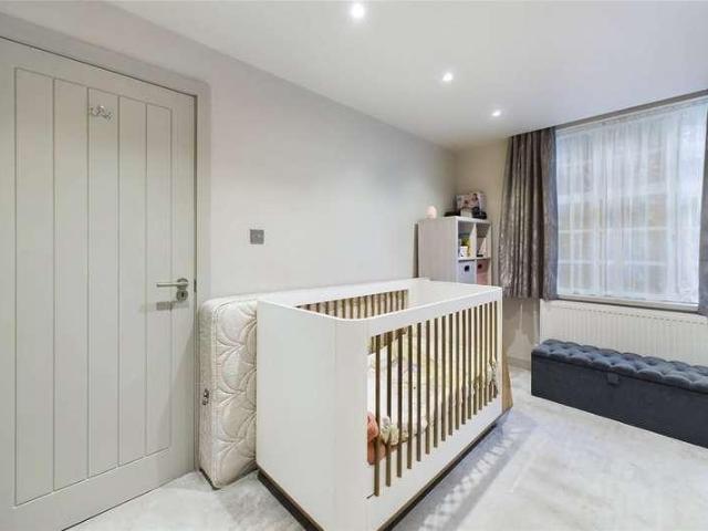 Flat for sale in Temple Fortune, Greater London