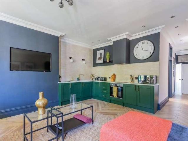 Flat for sale in Plasnewydd, Falcon Lodge