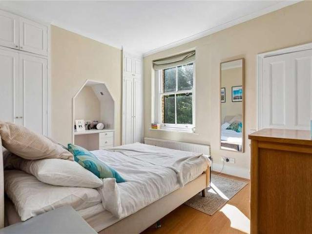 Flat for sale in London Borough of Wandsworth, Greater London