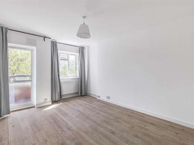 Flat for sale in Clapham Junction, Greater London