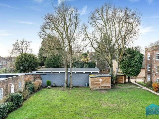 Flat for sale in Southgate, Greater London