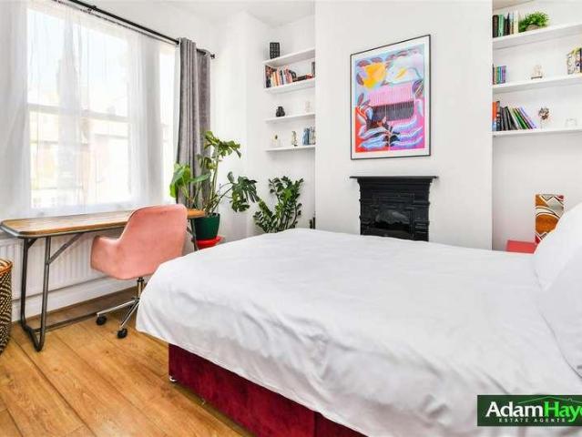Flat for sale in West Finchley, Greater London