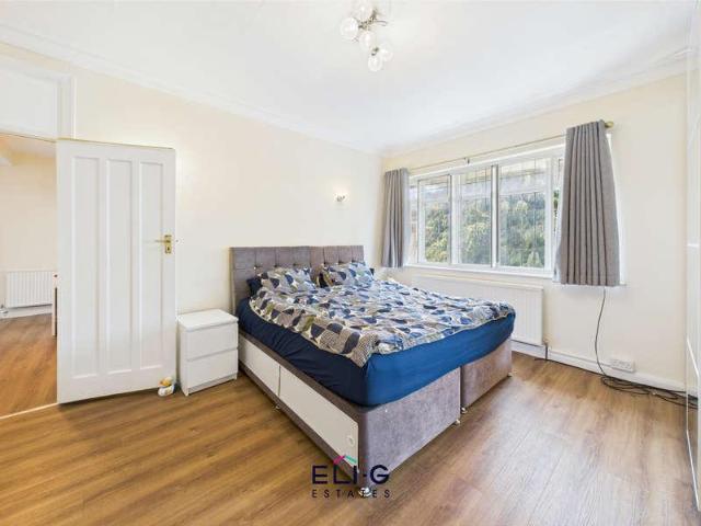 Flat for sale in Golders Green, Greater London