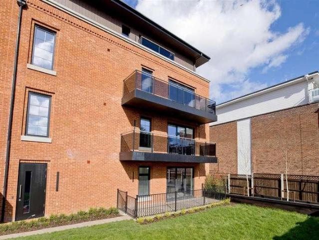 Flat for sale in Chingford, Greater London