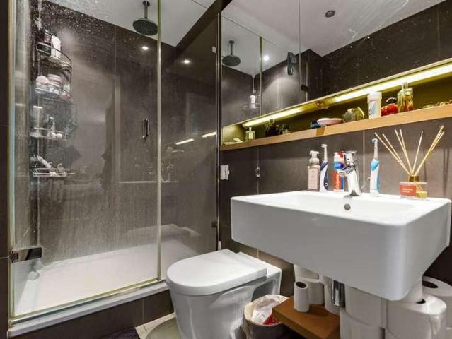 Flat for sale in Hayes, Greater London