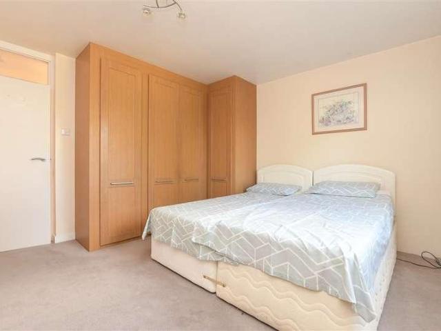 Flat for sale in Carshalton Beeches, Greater London