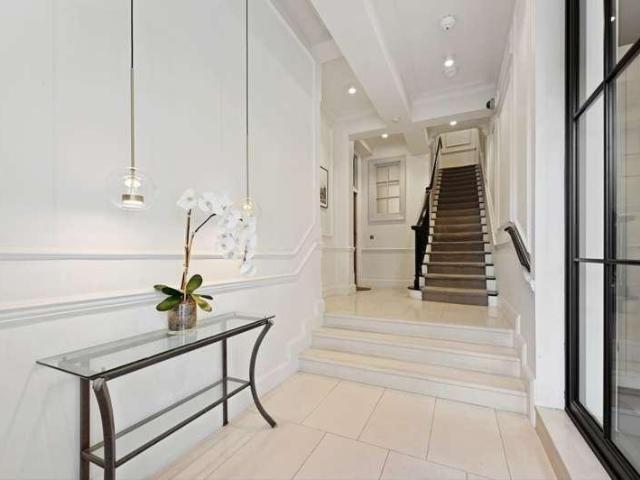 Flat for sale in Kensington, Greater London