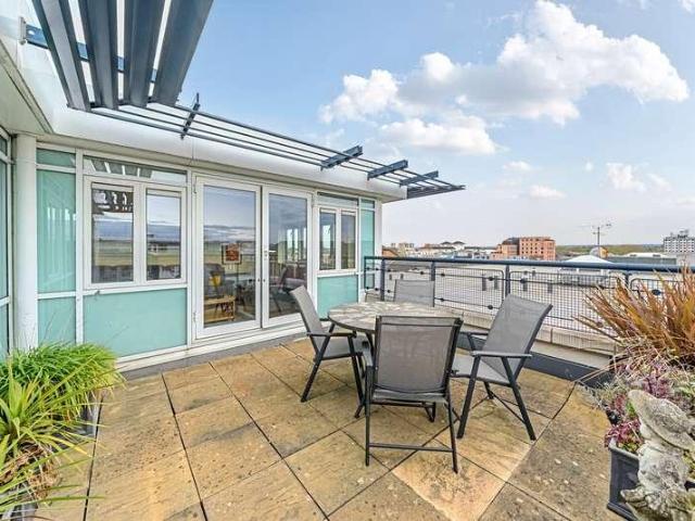 Flat for sale in Norbiton, Greater London